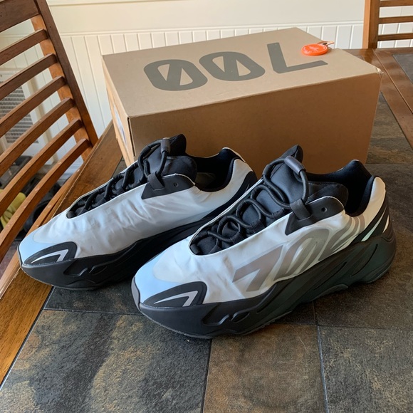 Yeezy 700 mnvn - Picture 3 of 6